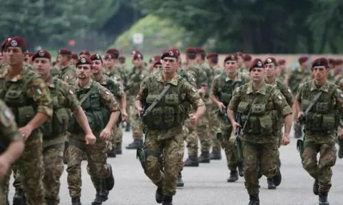 La furia iconoclasta continua: sfregiato il monumento ai parà