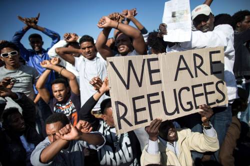 "Dateci lo status di rifugiati". E 100 immigrati occupano il Cie