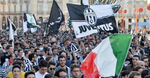 Juventini sotto casa Moratti. I cori che umiliano l'ex interista
