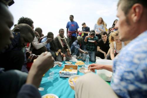 Migranti, l'ultima follia dei No border: s'inventano il "passeur umanitario"