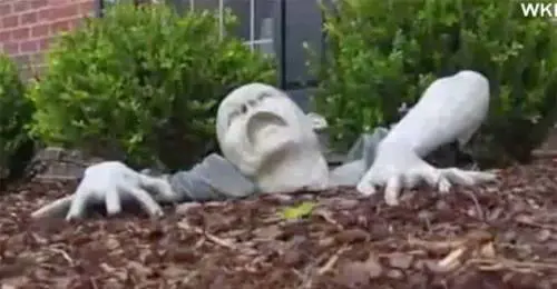 La statua zombie fa paura, chiedono di rimuoverla