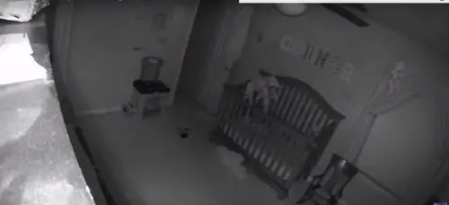Il bambino "posseduto" in equilibro sulla culla