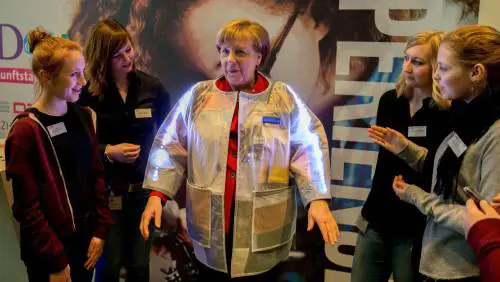 Super Angela: ecco la nuova giacca iper tecnologica della Merkel