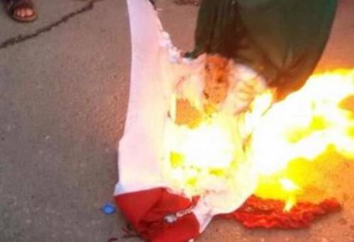 In Libia i sostenitori di Haftar hanno bruciato il tricolore italiano