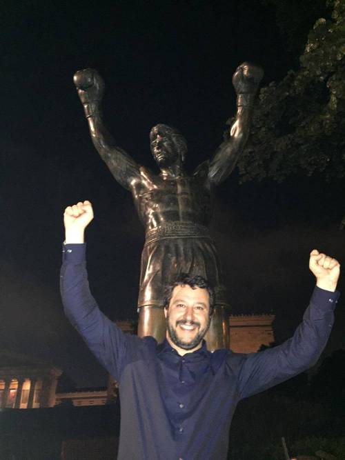 Salvini in posa sotto la statua di Rocky
