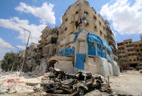 Veicoli carbonizzati di fronte all'ospedale Al Quds di Aleppo
