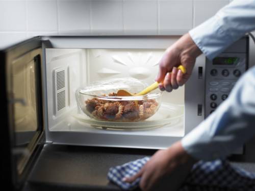 Ecco i cinque alimenti da non riscaldare mai nel microonde