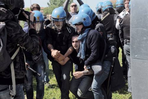 Tensione a Pisa: scontri con la polizia