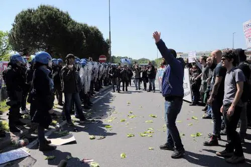 Antagonisti contro la polizia a Pisa