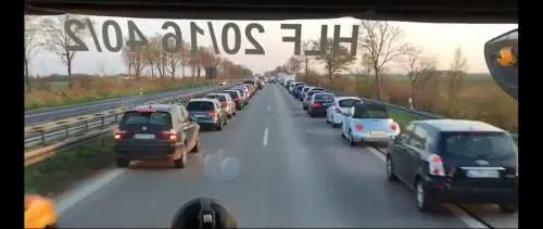 Una lezione di civiltà dalla Germania: ecco l'ambulanza nel traffico