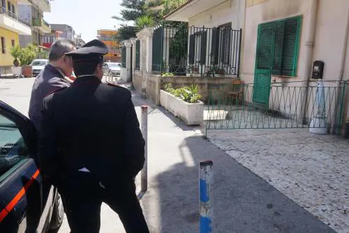 Esplode la rabbia a Caivano: molotov contro la casa dei parenti dell'orco