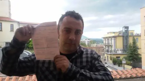 Benevento, la trovata del candidato. Fac-simile di multa ​per chiedere il voto
