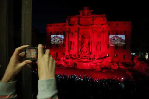 Il "sangue dei cristiani" tinge la Fontana di Trevi