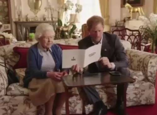 Il principe Harry con la nonna regina e gli Obama