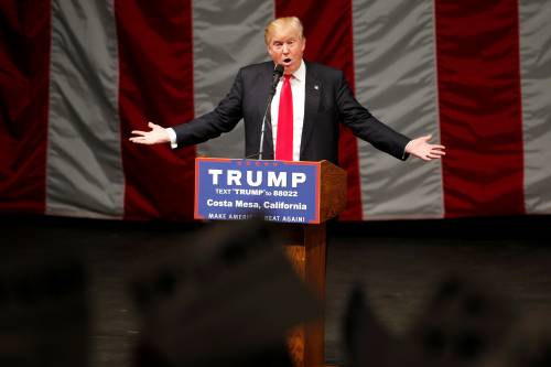 Trump non ha paura: dei contestatori e dei soldi di Koch