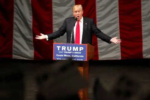 Trump non ha paura: dei contestatori e dei soldi di Koch