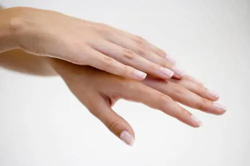 Ecco 12 sintomi di malattie che si possono capire guardando le mani