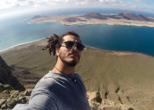 Michael, il ragazzo che si guadagna da vivere facendosi toccare i capelli