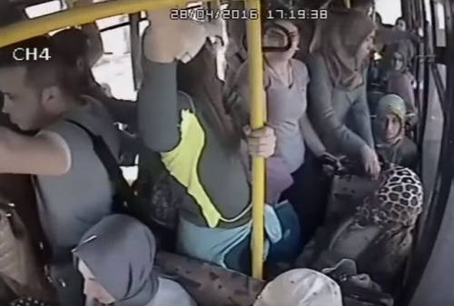 Turchia, molesta una donna sull'autobus e fa scattare l'ira delle donne