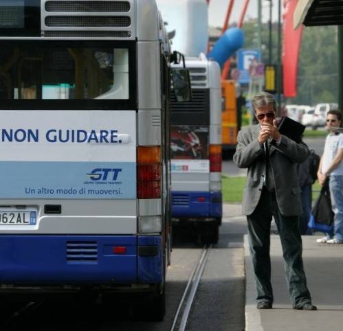 A caccia di malviventi sul bus: la storia del pensionato anti-crimine