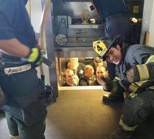 Pompieri salvano dodici poliziotti bloccati in ascensore