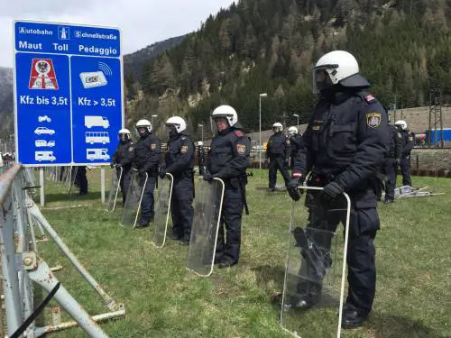 Migranti, l'Ue incastra l'Italia: sanzioni e frontiere blindate
