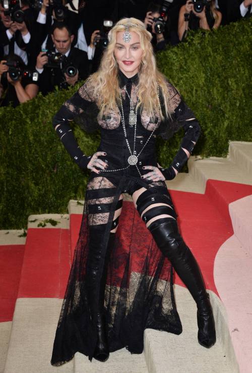Seno e sedere di fuori: Madonna è sempre hot