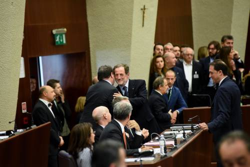 Milano, i grillini "rubano" la tessera di Mantovani
