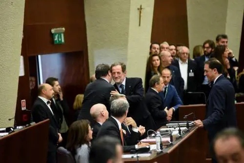 Milano, i grillini "rubano" la tessera di Mantovani