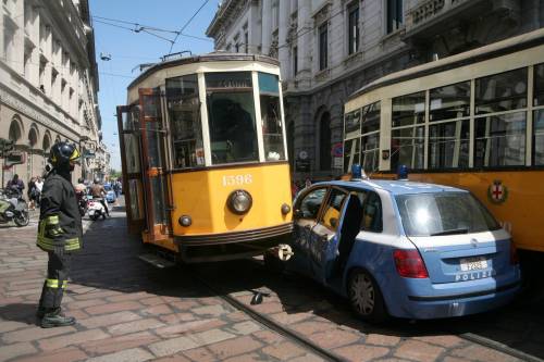 Auto della polizia prova a sorpassare tram alla Scala. Contusi i due agenti