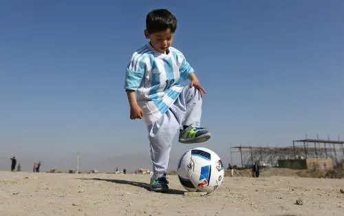 Murtaza, il bambino afghano fan di Leo Messi