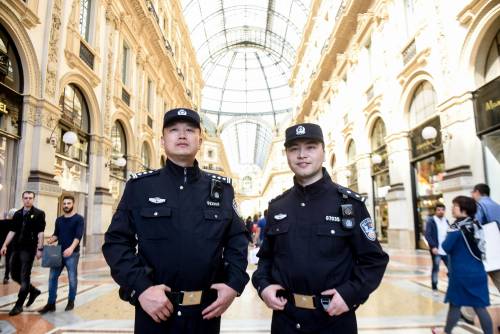 I poliziotti cinesi pattugliano Milano