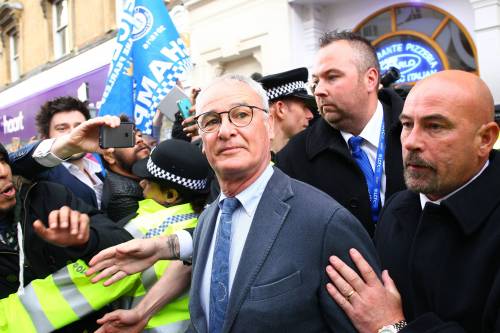 Leicester invasa: oltre 100.000 tifosi in strada per festeggiare il titolo 