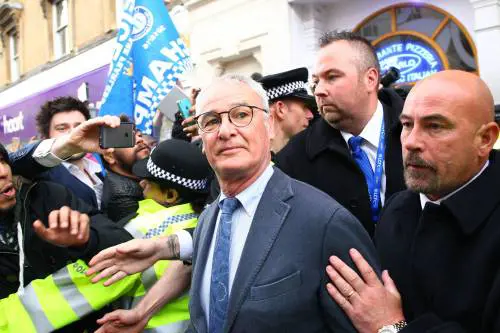 Leicester invasa: oltre 100.000 tifosi in strada per festeggiare il titolo 