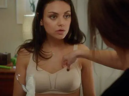 Mila Kunis mostra il suo reggiseno hot