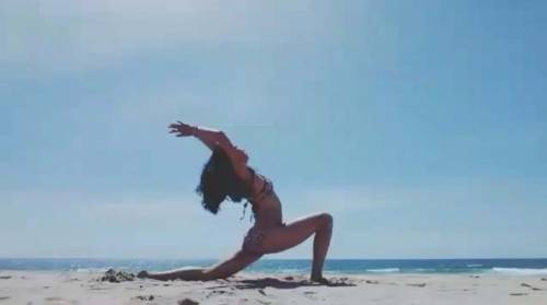 Naike Rivelli, yoga a testa in giù con tacco 12