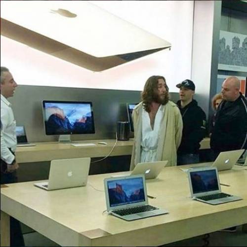 All'Apple Store vestito da Gesù. Finisce in manette