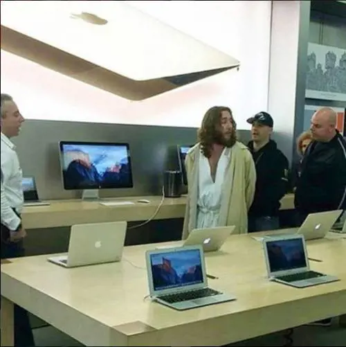 All'Apple Store vestito da Gesù. Finisce in manette