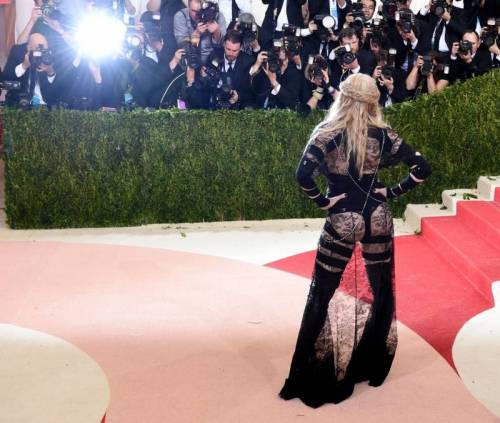 Madonna risponde alla critiche del Met: "Il mio abito è politico"