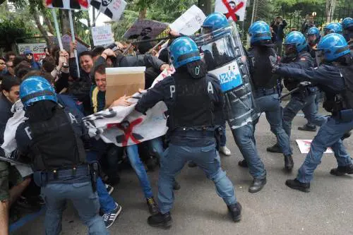 Salvini contestato a Bologna: uova e carciofi contro la polizia