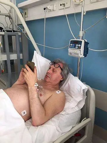 Sgarbi esce dall'ospedale. "Pensavo che sarei morto"