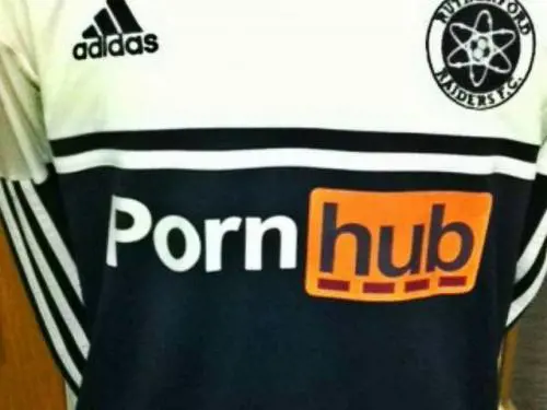 Pornhub sponsorizza due squadre italiane: "Ci sono milf, lesbian e brunette"