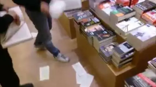Blitz dei no global in libreria: "Distruggiamo i libri di Salvini"
