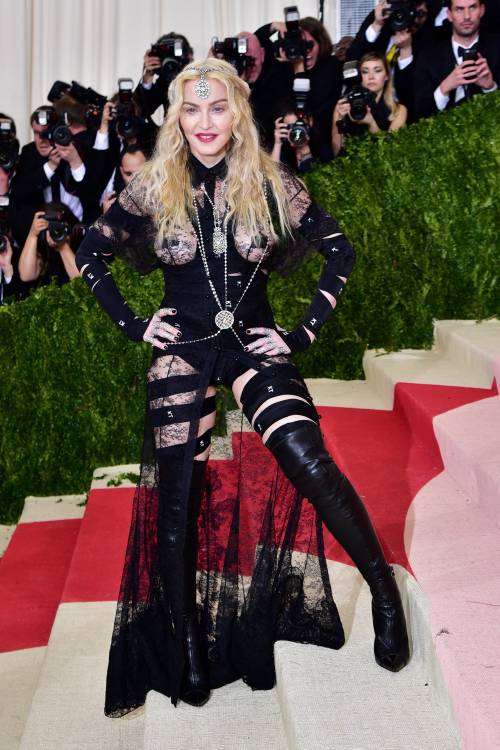 Madonna: "Non posso fare pipì, ho la vagina sigillata"