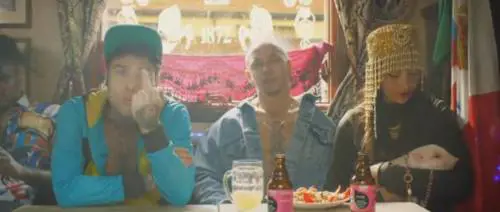 Dito medio a Salvini nel video: è polemica contro Fedez e J Ax