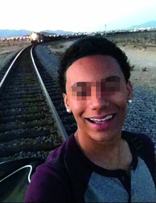 I ragazzi si fanno i selfie così: sui binari col treno in transito