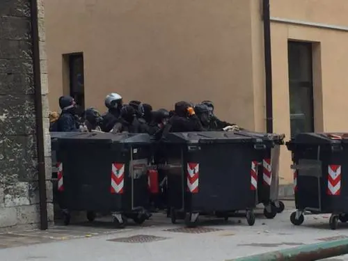 Anarchici forzano il cordone e feriscono un ufficiale dell'Arma