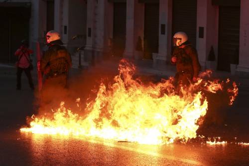 La Grecia approva le misure di austerità: scontri davanti al Parlamento