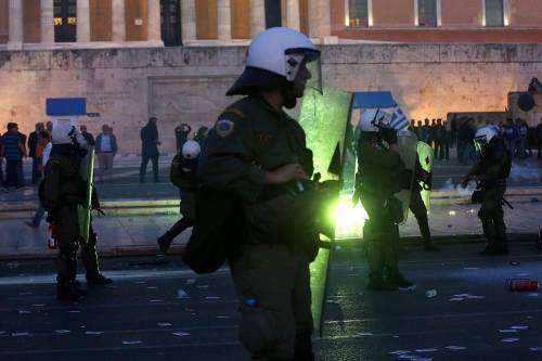 Grecia, scontri davanti al parlamento