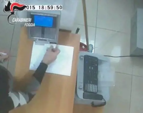 Furbetti del cartellino a Foggia: 10 badge timbrati da un dipendente